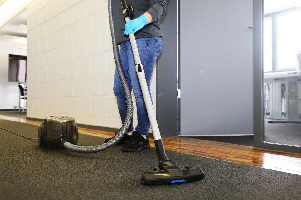 Professionele schoonmaak in een kantoorruimte
